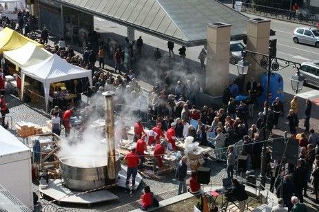 Moncalieri, gran successo per la Fëra dij Subièt e Sua Maestà il Bollito