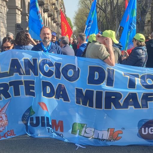 striscione con persone che manifestano