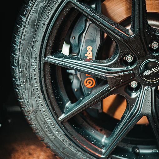 Come funziona il sistema frenante di un’auto