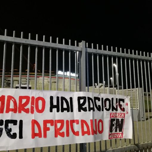 Caso Balotelli, striscione di Forza Nuova davanti all'Allianz Stadium: &quot;Mario hai ragione: sei africano&quot;