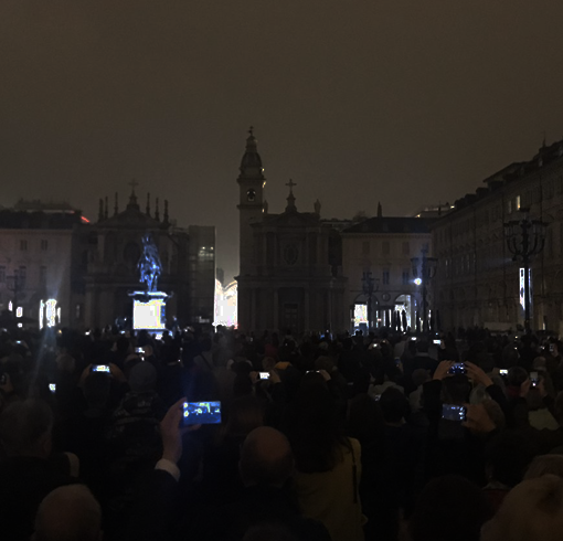 Piazza San Carlo, la Luce d’Artista divide i torinesi: “Sembra un blackout, non esalta il Salotto di Torino”