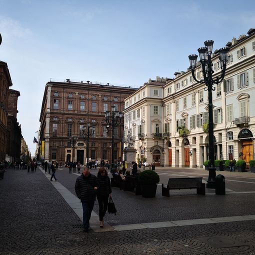 A Torino sit-in dei lavoratori dello spettacolo nel giorno della riapertura dei teatri