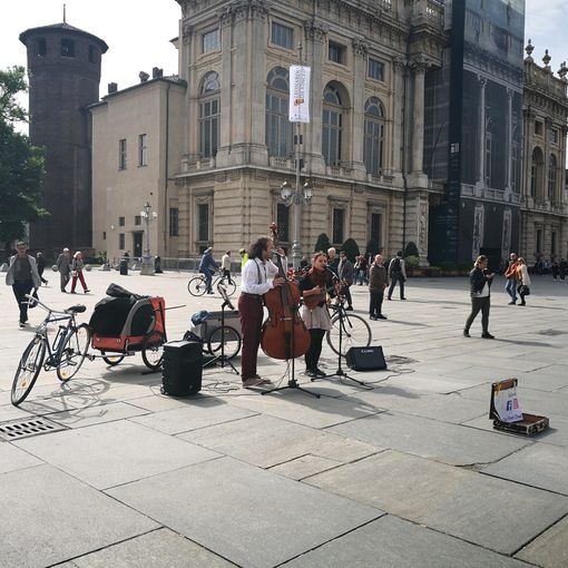 I vigili interrompono i balli folk in piazza Castello a Torino