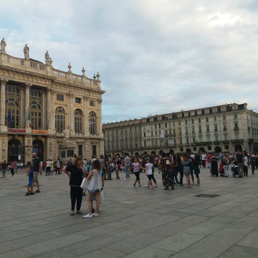 L'improvvisato acrobata di piazza Castello (VIDEO)