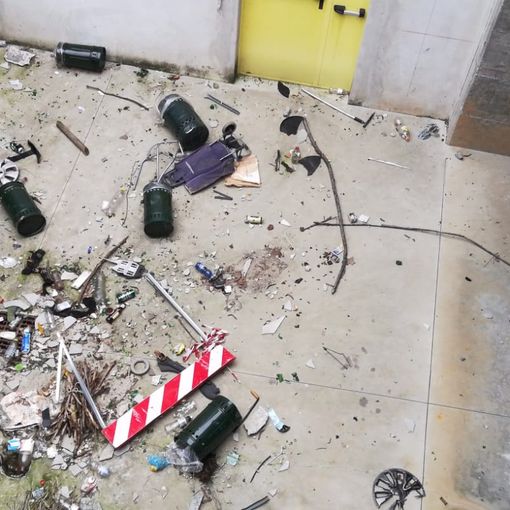 I vandali devastano la nuova piazza Santi Apostoli di Mirafiori Sud