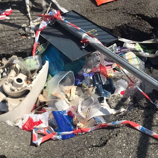 Incuria e maleducazione: come trasformare una buca in una discarica a Torino [VIDEO]