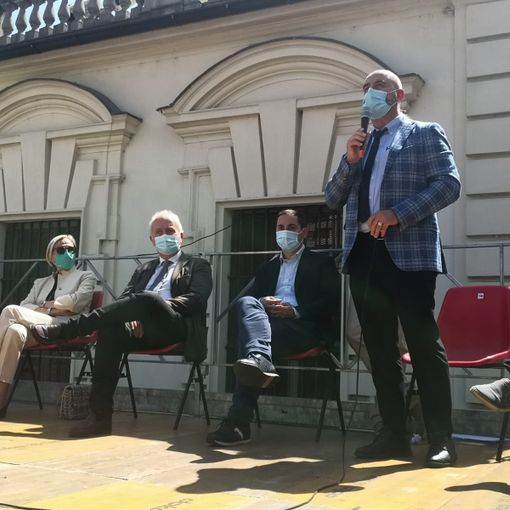 palco politici in piazza Ascari