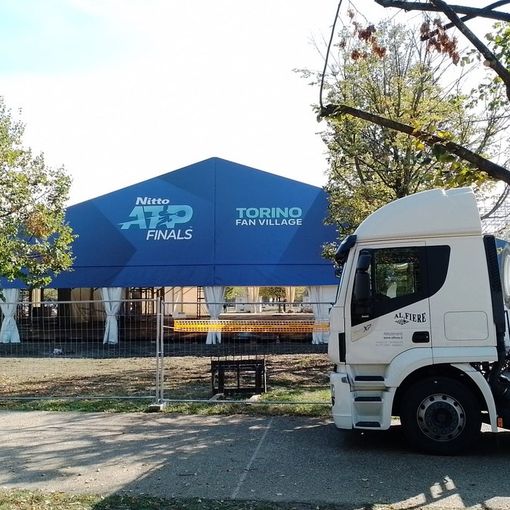 cantiere in piazza d'armi per costruire tendoni e strutture