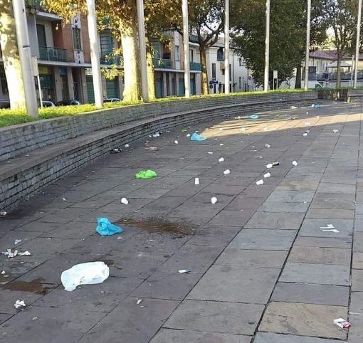 Gli incivili a Nichelino trasformano in un immondezzaio piazza Di Vittorio