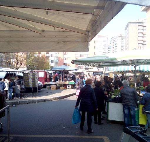 I cittadini chiedono di riqualificare il mercato di Piazza Guala: presentata una petizione popolare