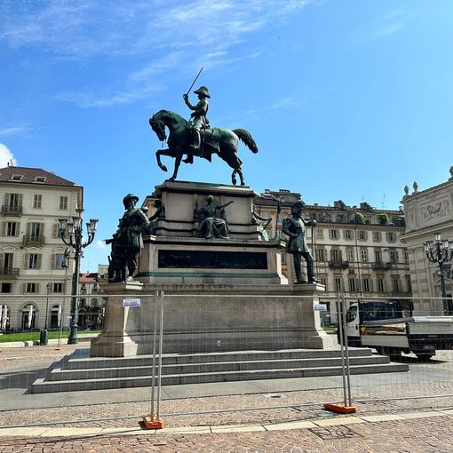 Piazza Carlo Alberto, al via il cantiere: la statua equestre transennata prima del trasloco [FOTO]