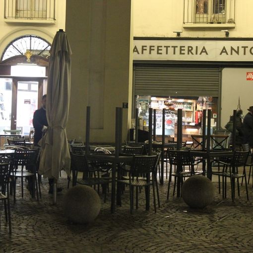 tavolini ritirati e bar chiusi