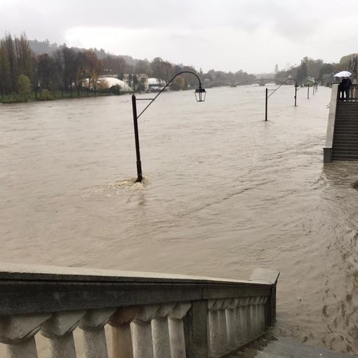 Atteso nel pomeriggio il passaggio a Torino della piena del Po