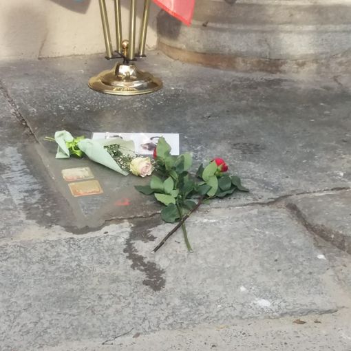 Due pietre d'inciampo ricordano i vigili del fuoco Aime e Bricco: &quot;Contro ogni negazionismo&quot; [FOTO e VIDEO]