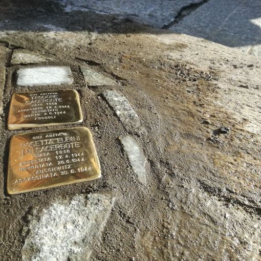 Due pietre d'inciampo per ricordare la tragedia di due anziani coniugi deportati dai nazifascisti (VIDEO)