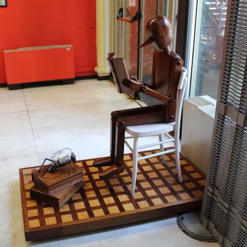 Un pinocchio che legge in biblioteca: l'opera nascosta del giardiniere artista di Torino