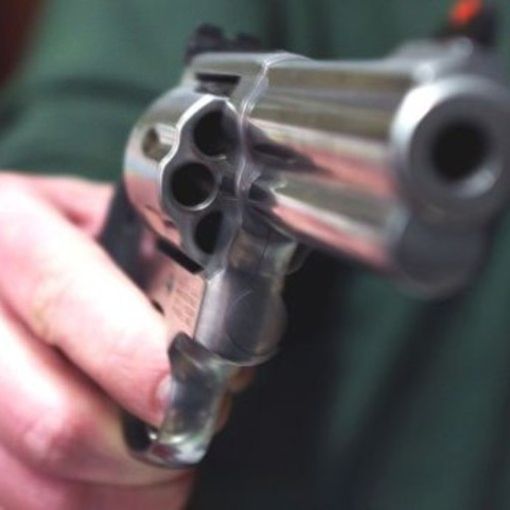 San Secondo Pinerolo: sgridato da alcuni ragazzini, li minaccia con una pistola