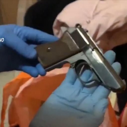 In casa aveva un arsenale: bombe a mano, pistole e munizioni. Arrestato un operaio [VIDEO]
