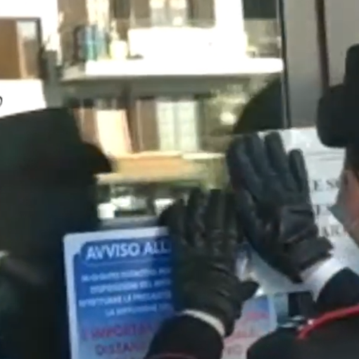 Castellamonte, distrutta la vetrata di ingresso della pizzeria dei fratelli gambizzati mercoledì a colpi di pistola