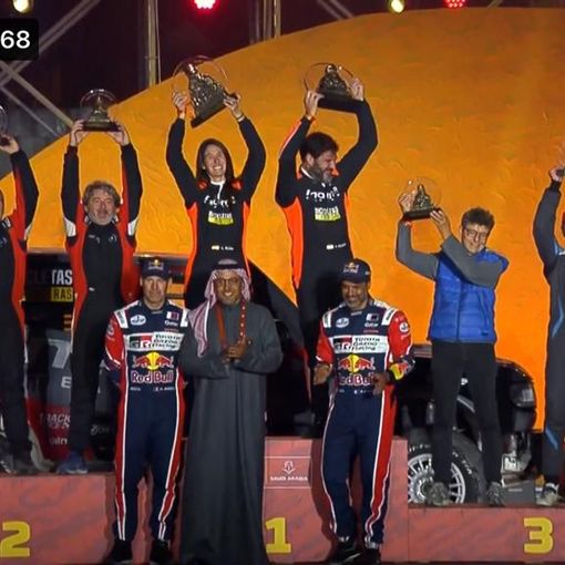 Podio finale della Parigi Dakar: sul terzo gradino Bottallo e Bedeschi