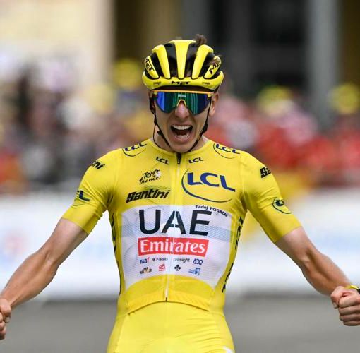 Tadej Pogacar in maglia gialla, dopo aver indossato quella rosa al Giro