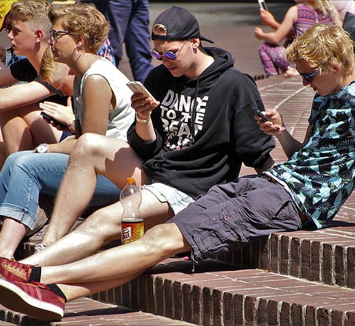 ragazzi che giocano a pokemon go