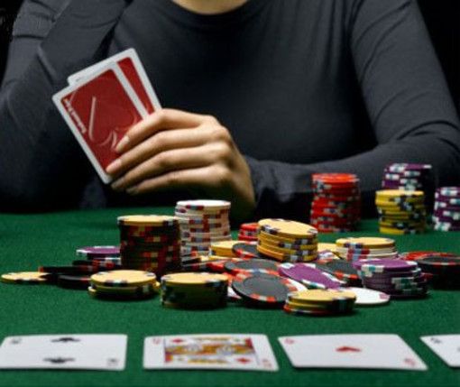 Tradito dalla passione per il poker: 45enne torinese arrestato al casinò