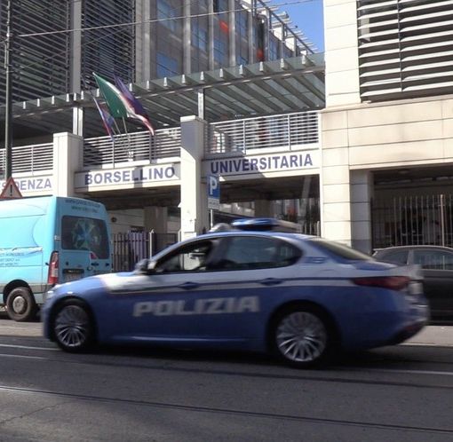 auto davanti al campus universitario