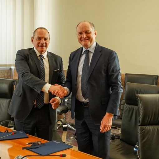 Stretta di mano tra Guido Saracco e il rappresentante di Accenture