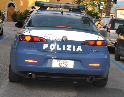 Ruba una catenina d'oro strappandola dal collo del proprietario: arrestato