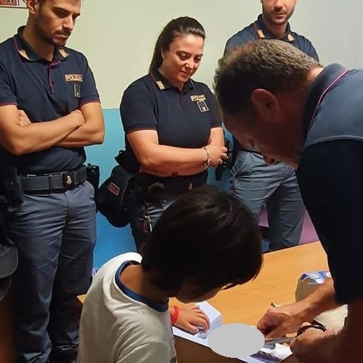 I poliziotti di Bardonecchia ricomprano a un bambino il giocattolo che gli era stato rubato