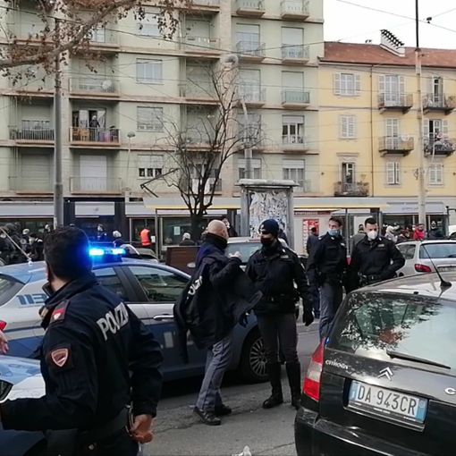 Intervento della Polizia in corso Giulio Cesare