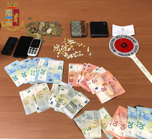Dosi di droga in “pronta consegna” nascoste all’interno del cappellino da baseball: fermato pusher in centro