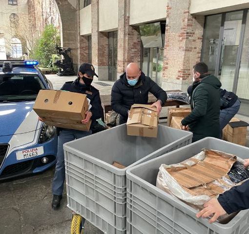 Polizia consegna vestiti al Sermig