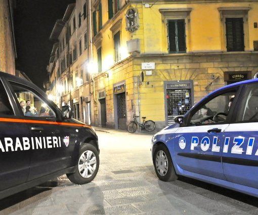 auto di polizia e carabinieri vicine