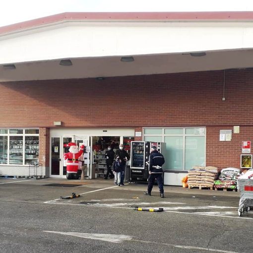 Il controllo della polizia municipale al bazar ha permesso di scoprire fuochi d'artificio vietati alla vendita