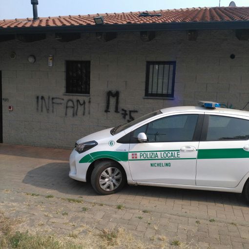 Nichelino, imbratta i muri del centro incontro Kennedy: denunciato