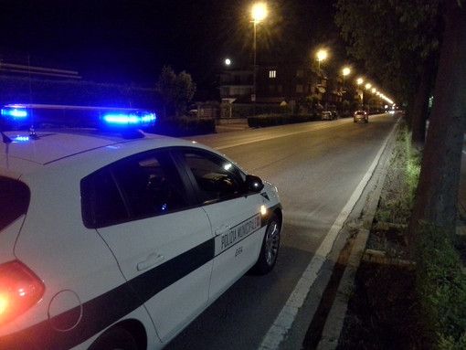 Trasportava turisti, ma non era assicurato: la Polizia di Bra blocca autobus di una ditta torinese