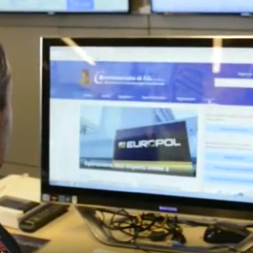 Poliziotto davanti a un monitor