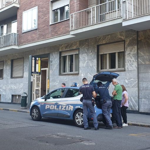Dramma in corso Racconigi: una donna di 33 anni uccide la madre con una coltellata e poi si getta dal balcone [FOTO E VIDEO]
