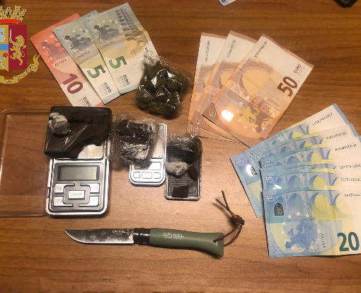 Torino, all'autolavaggio con la macchina rubata e con la droga: nei guai 4 minori