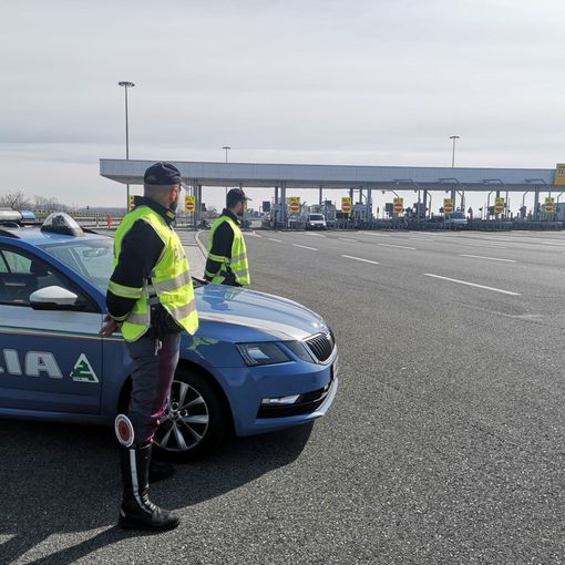 A piedi in autostrada, coppia svizzera multata sulla A5