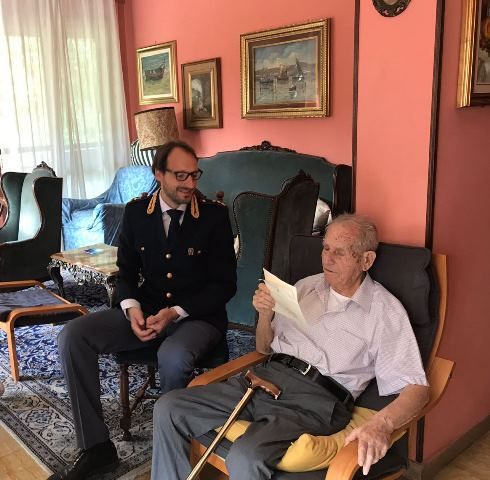 La Polizia torinese festeggia un ex agente che ha compiuto 100 anni