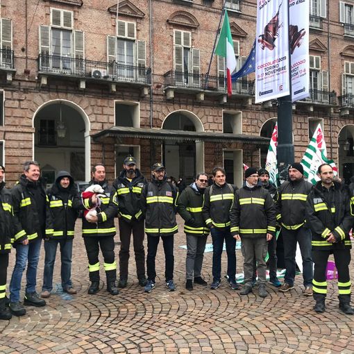 Sit-in dei vigili del fuoco a Torino: &quot;Siamo i più amati dai cittadini ma i meno pagati&quot; [VIDEO]