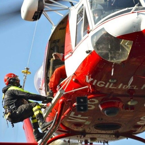 La protesta dei vigili del fuoco aerosoccorritori: &quot;Ci tolgono pure l'indennizzo economico per i pericoli che corriamo. Basta, non voliamo più&quot;