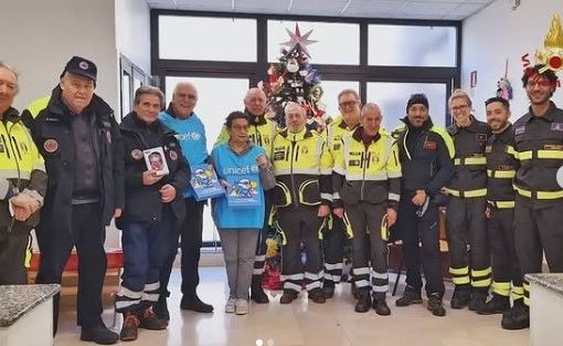 I Vigili del fuoco portano doni e regali ai piccoli pazienti del Regina Margherita