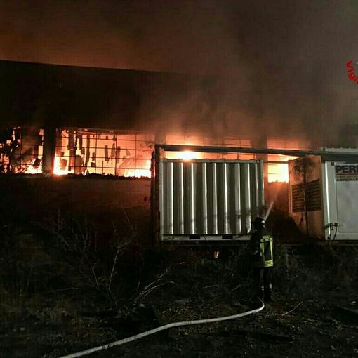 Trana, dopo l'incendio i pompieri tornano a controllare la situazione