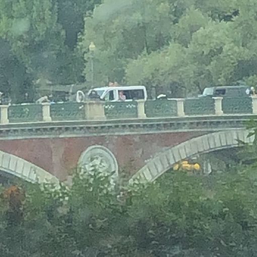 Ponte Isabella bloccato da polizia e ambulanza, ma è tutto un film