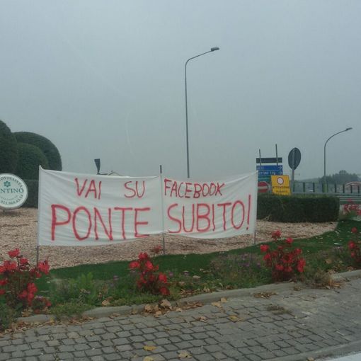 Ponte sul Po, a San Mauro compaiono striscioni di protesta per la mancata riapertura