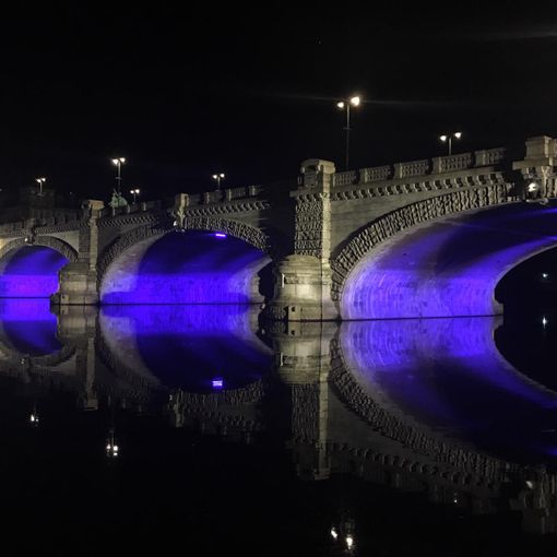 Nuove luci riflesse nel Po: illuminate di azzurro, bianco e verde le arcate dei ponti Balbis, Isabella e Umberto I